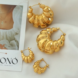 Pair of hollow croissant dome earrings in polished gold finish for a retro style