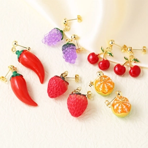 Kreatives Obst und Gemüse Ohrring Set mit Weintrauben Erdbeeren Kirschen und Orangen Design