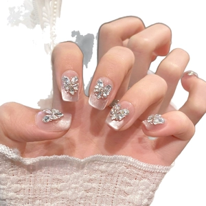 Handgemaakte cat-eye kunstnagels met fonkelende zilveren vlindersteentjes voor vrouwen