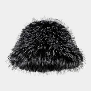 Gros plan du chapeau bob en fausse fourrure noire avec texture pelucheuse douce et moelleuse
