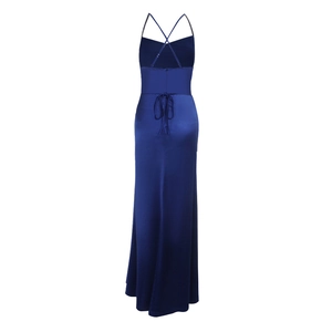 Détail de la robe en satin bleu roi présentant un dos nu avec des bretelles croisées