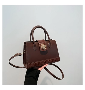 Détails du sac à main marron foncé avec texture crocodile et boucle fleur dorée vintage