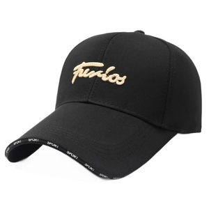 Klassische schwarze Baseballkappe mit goldener Stickerei und sportlichem Rand-Detail