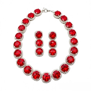 Elegantes Schmuckset mit roten ovalen Edelsteinen und Diamanten auf Silberbasis