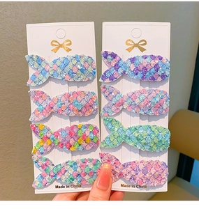 Détail de barrettes queue de sirène à paillettes colorées pour cheveux de filles