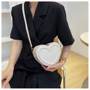 Dettaglio borsa bianca a forma di cuore con scritta dorata Fashion & Bag su similpelle