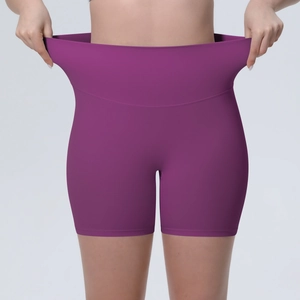 Détail montrant la haute élasticité de la ceinture large sur le short de yoga violet