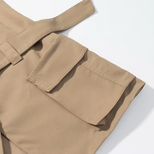 Dettaglio di pantaloni cargo kaki in twill di cotone con tasca applicata e cintura
