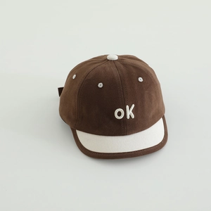 Detail der Baby-Baseballkappe mit OK-Stickerei und braun-weißem Kontrast-Design