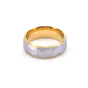 Vue détaillée d'une bague facettée bicolore en acier tungstène avec anneau intérieur doré