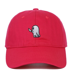 Détail de la broderie fantôme blanc avec couteau sur casquette rouge en coton