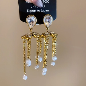 Detail of flower tassel pearl earrings with 925 silver needles and pear-cut crystal