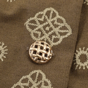 Gilet ethnique marron avec broderie beige et détail de bouton métallique doré tressé