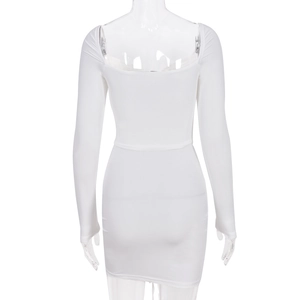 Detail der Rückansicht des weißen Langarm-Bodycon-Kleides mit Kordelzug und Ausschnitt-Details