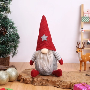 Dettaglio di uno gnomo di Natale con cappello a stella su base in legno decorativa