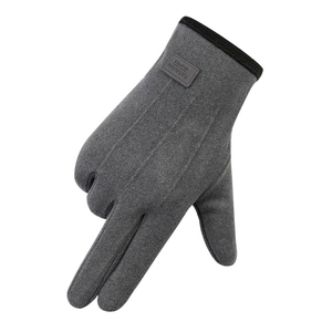 Détail de gants d'hiver gris avec coutures décoratives triples et poignets côtelés
