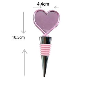Detailansicht Weinstopfen rosa Herz Maße 10,5cm x 4,4cm mit Silikondichtung im Fokus