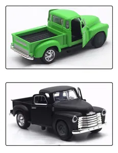 Dettaglio di modelli di pickup vintage 1:32 in verde e nero con porte apribili