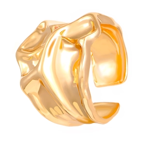 Bague ouverte dorée minimaliste avec texture de lave et design fluide en métal doré