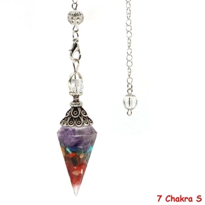 Detailaufnahme des 7-Chakra-Anhängers mit Natussteinen und versilberter Metallkappe