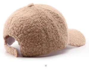 Dettaglio del cinturino in velcro regolabile sul berretto da baseball in pile beige