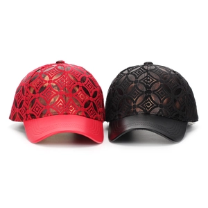 Détail de la casquette avec motif géométrique ajouré et bord en cuir à double couture