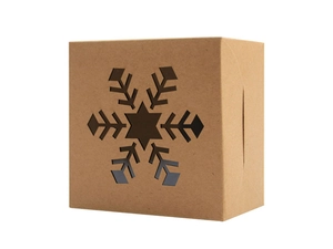 Dettaglio della scatola regalo in carta kraft con intaglio a forma di fiocco di neve