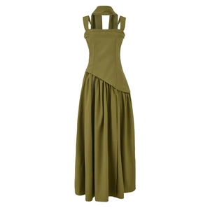 Abito lungo a pieghe verde oliva con scollo all'americana e spacco laterale sexy