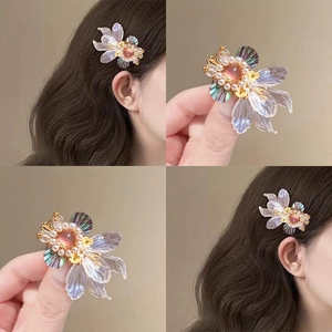 Detailansicht lila Blumen-Haarklammern mit Perlen und Kristallen im Vier-Gitter-Layout