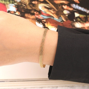 Elegant woven mesh bracelet in gold S925 sterling silver worn on a female wrist