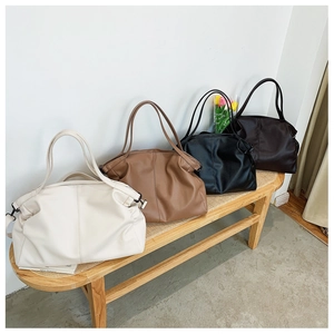 Detalle de bolsos tote minimalistas de cuero PU en beige, marrón, negro y café oscuro