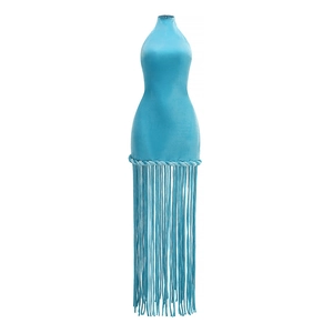 Détail de la robe licou en velours bleu roi avec ourlet à longues franges et coupe ajustée