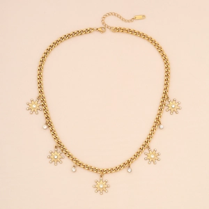 Détail du collier chaîne cubaine en acier doré avec pendentifs étoiles et strass brillants