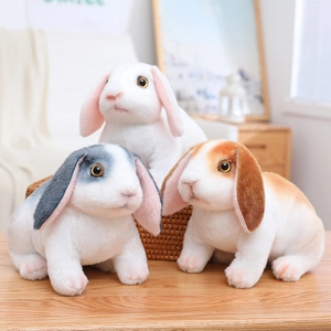 Vue détaillée de lapins en peluche réalistes avec yeux en verre et fourrure douce