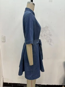 Detail eines blauen Jeans-Hemdkleides mit halblangen Ärmeln und Gürtel in Seitenansicht