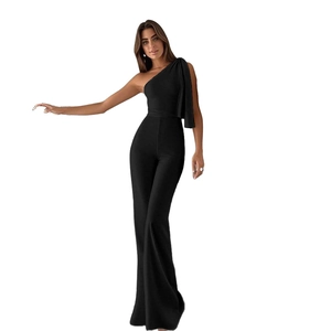 Combinaison noire chic à une épaule avec manche cape et pantalon évasé ajusté