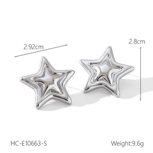 Detailed view of silver star earrings showing dimensions 2.92cm height and 9.6g weight
