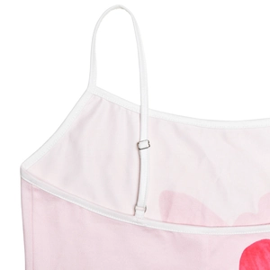 Détail de la boucle réglable en métal sur la fine bretelle rose et blanche pour femmes