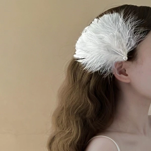 White Feather Artificial Pearl Hair Clip French Vintage Elegant Bangs Clip Romantic Wedding Vacation Hair Accessory For Women