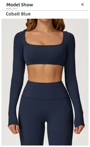 Vue de face de l'ensemble de yoga bleu cobalt avec haut court et leggings ajustés