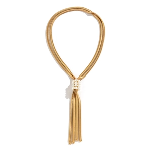 Detaillierte Makro-Gold-Schlangenkette mit Perlenakzenten und eleganten Quastenvorhängen