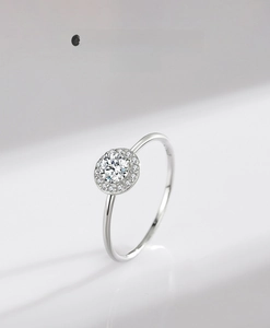 Close-up of S925 silver halo ring featuring a brilliant round center zircon setting