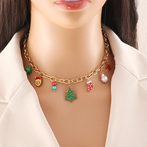 Vue détaillée du collier de Noël avec chaîne dorée et divers pendentifs de fête mignons.