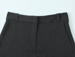 Dettaglio ravvicinato della vita di pantaloni cargo grigio scuro con passanti e tasche