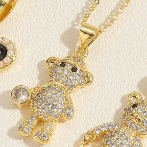 Gros plan du pendentif ours plaqué or 14K serti de pierres de zircon blanc étincelantes