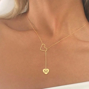Collier cœur doré pour femme avec pendentif lettre M et lien en cœur ajouré