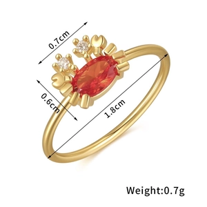 Detailed size view of a 18K gold crab ring with red zircon and crystal claws