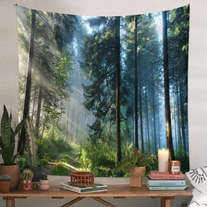 Texture dettagliata dell'arazzo con paesaggio forestale, luce solare e pini