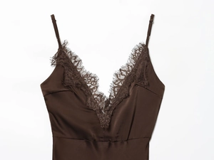 Détail du col en V avec dentelle et tissu satiné marron sur une robe caraco ajustée