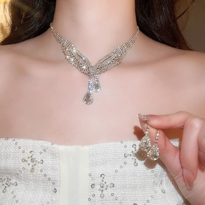 Nahaufnahme von silbernem Strass-Halsketten- und Ohrringset mit Wassertropfen-Quasten